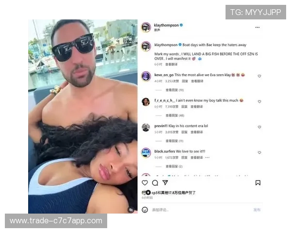 足球球星与网红女友甜蜜互动曝光 引发网友热议和关注